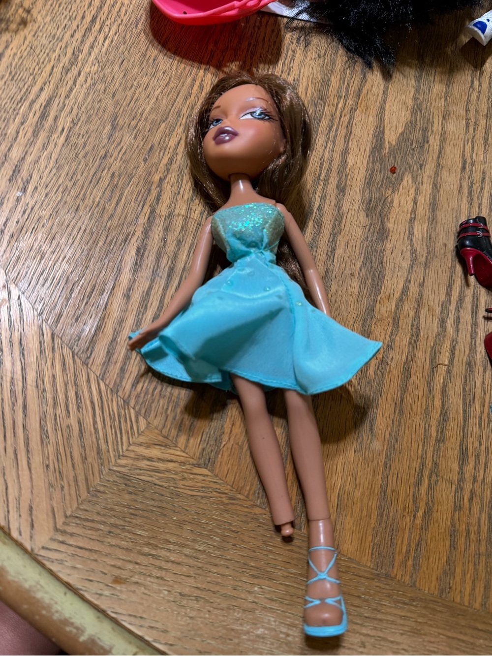 2005 Bratz Hollywood Style Yasmin Doll — Original Turquoise Dress